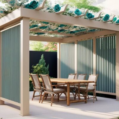 Pergola w ogrodzie z zabudowy z drewnianych desek, z zielonym dachem i meblami ogrodowymi.