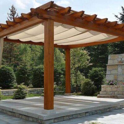 Drewniana pergola w ogrodzie z zadaszeniem lamelowym systemowym.