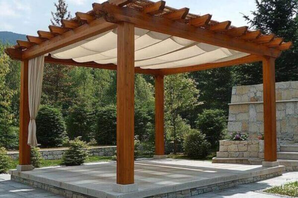 Drewniana pergola w ogrodzie z zadaszeniem lamelowym systemowym.