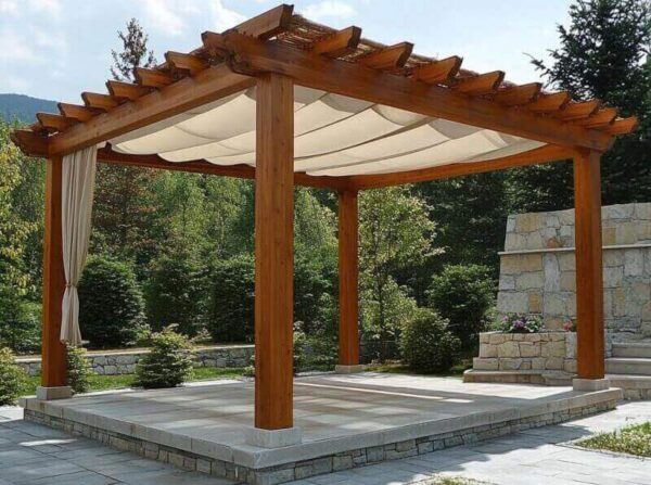 Drewniana pergola w ogrodzie z zadaszeniem lamelowym systemowym.