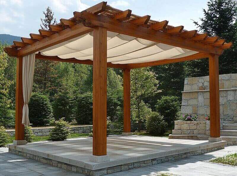 Drewniana pergola w ogrodzie z zadaszeniem lamelowym systemowym.